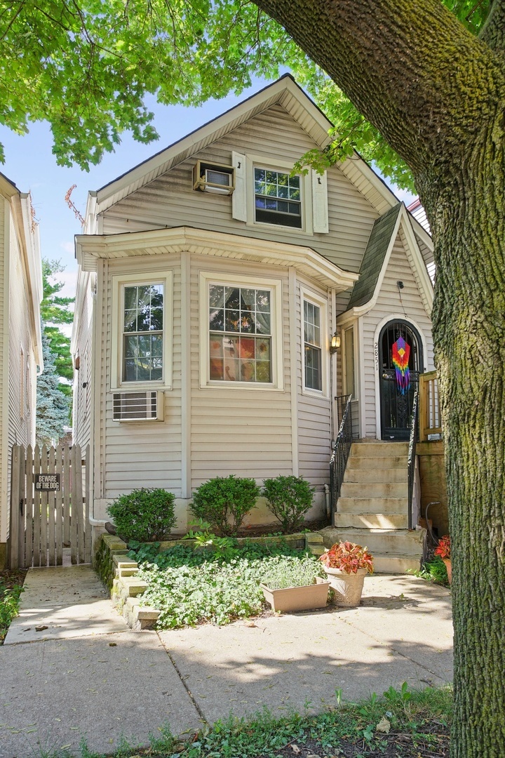 Property Photo:  2851 West Nelson Street  IL 60618 