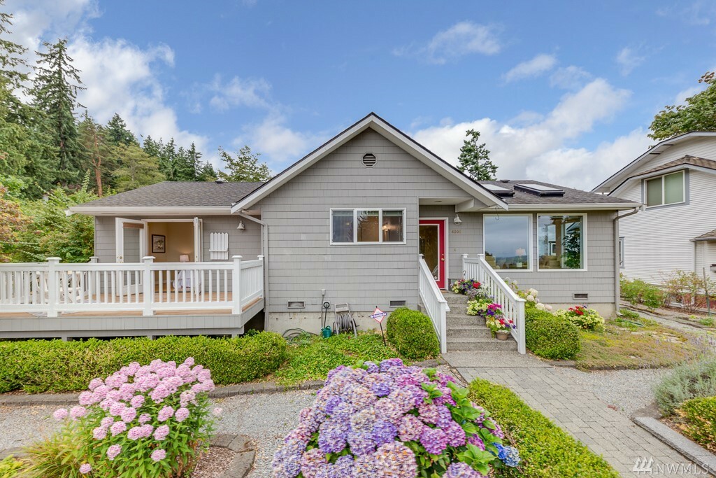 Property Photo:  4208 Olive St  WA 98203 