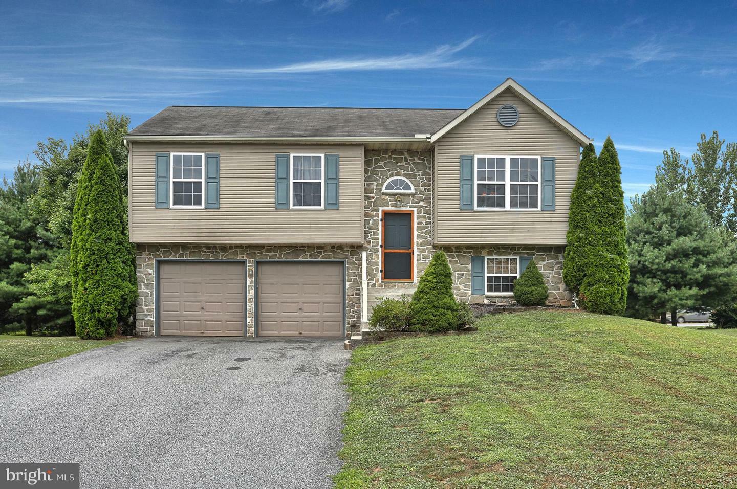 Property Photo: 109 Skipjack Way PA 17502