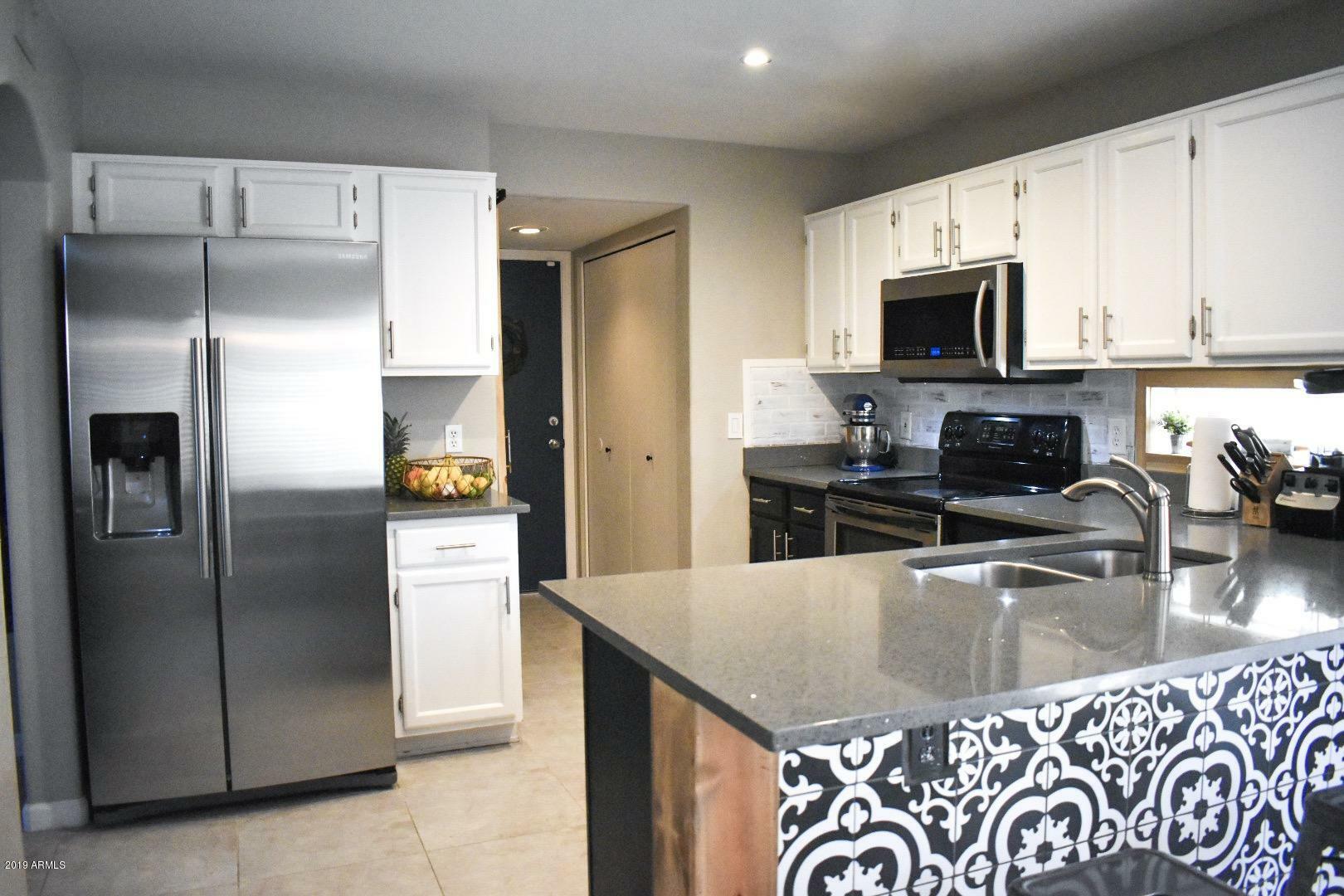 Property Photo: 9011 W Caribbean Lane AZ 85381