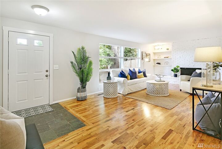 Property Photo:  211 NE 94th St  WA 98115 