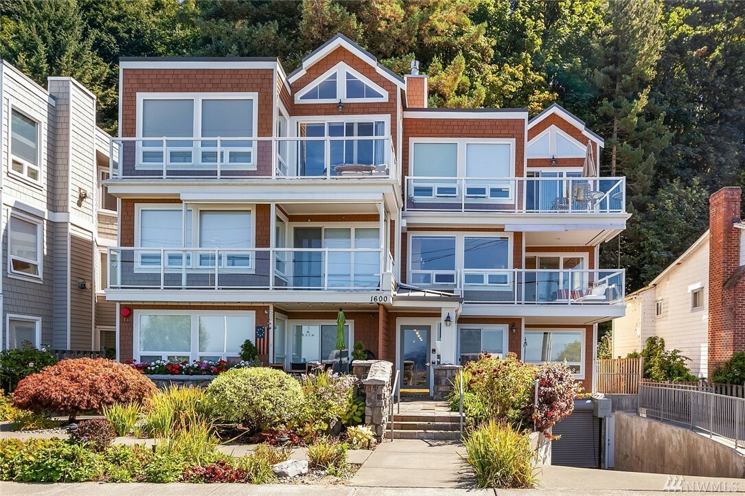 Property Photo:  1600 Alki Ave SW 202  WA 98116 