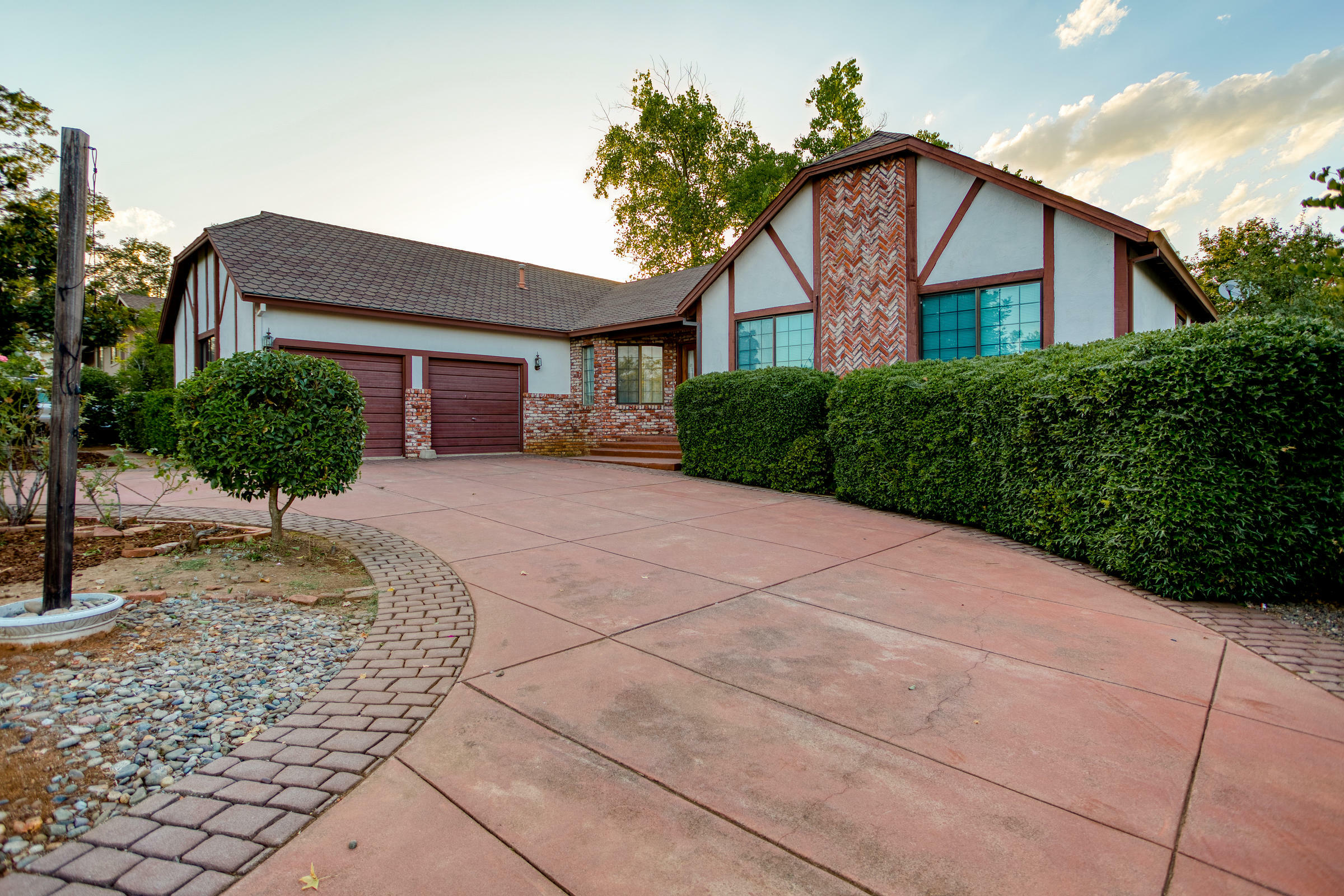 Property Photo:  544 Royal Oaks Drive  CA 96001 