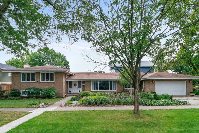 Property Photo: 8645 Parkview Avenue IL 60513