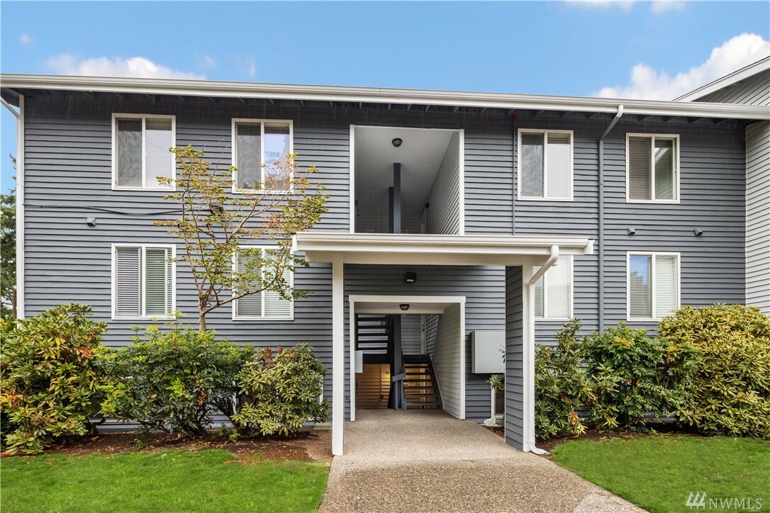 Property Photo:  4171 W Lake Sammamish Pkwy SE A102  WA 98008 