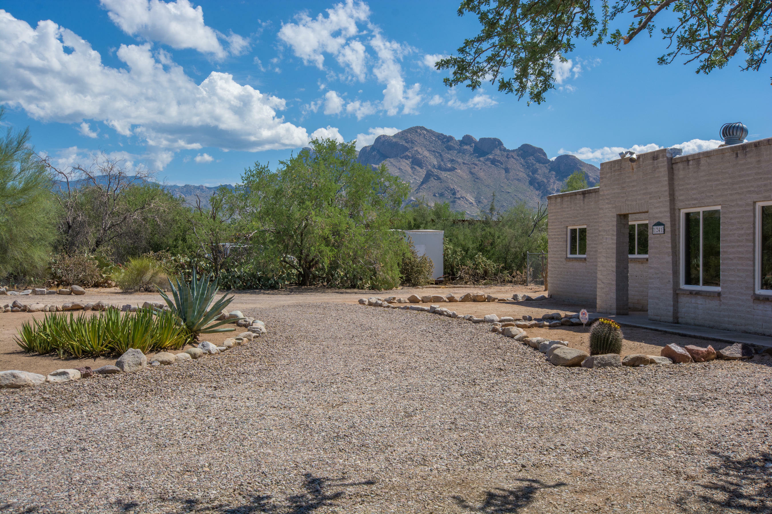 Property Photo: 1241 W Calle Concordia AZ 85704
