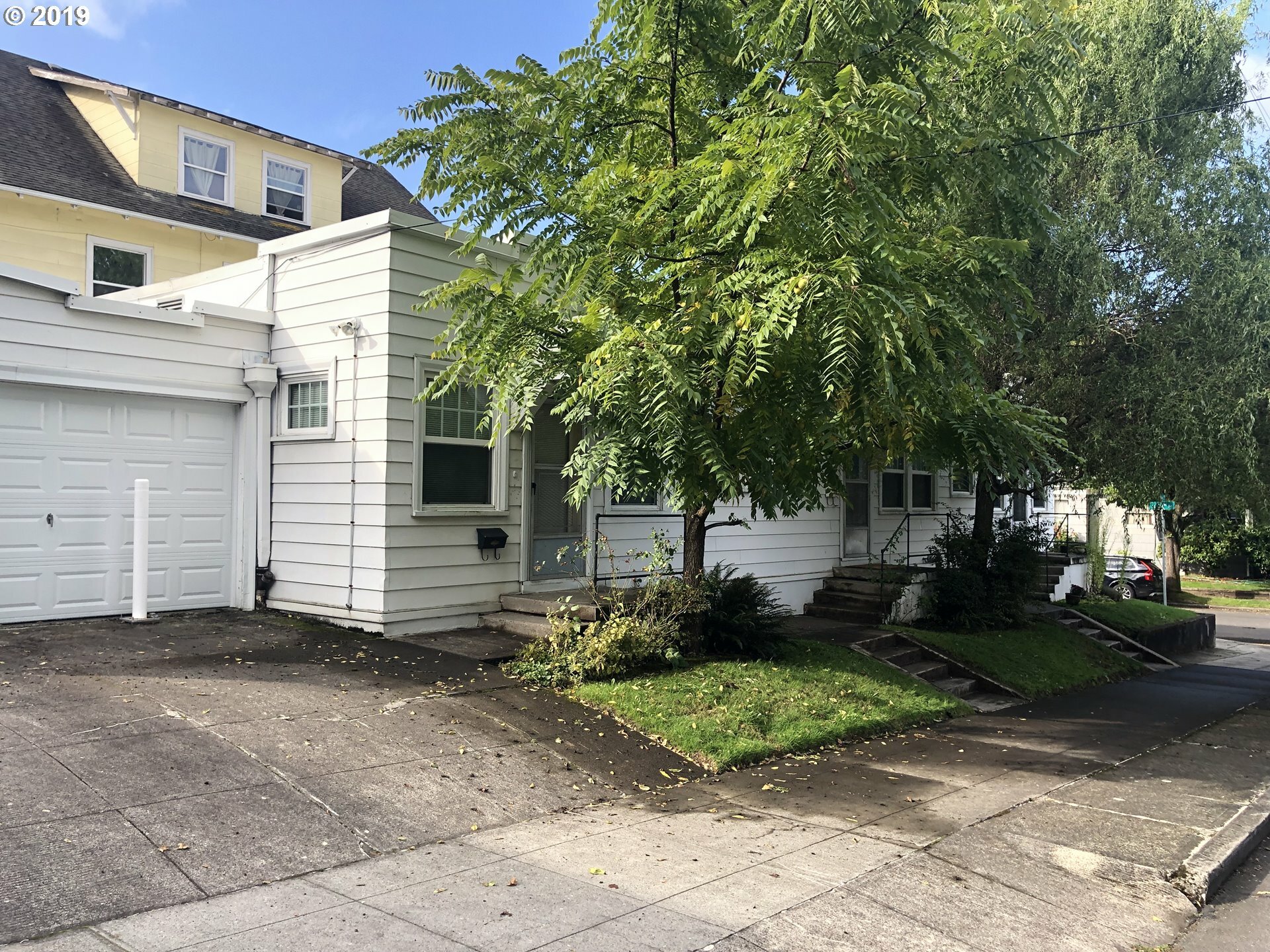 Property Photo: 2200 SE Ivon St OR 97202