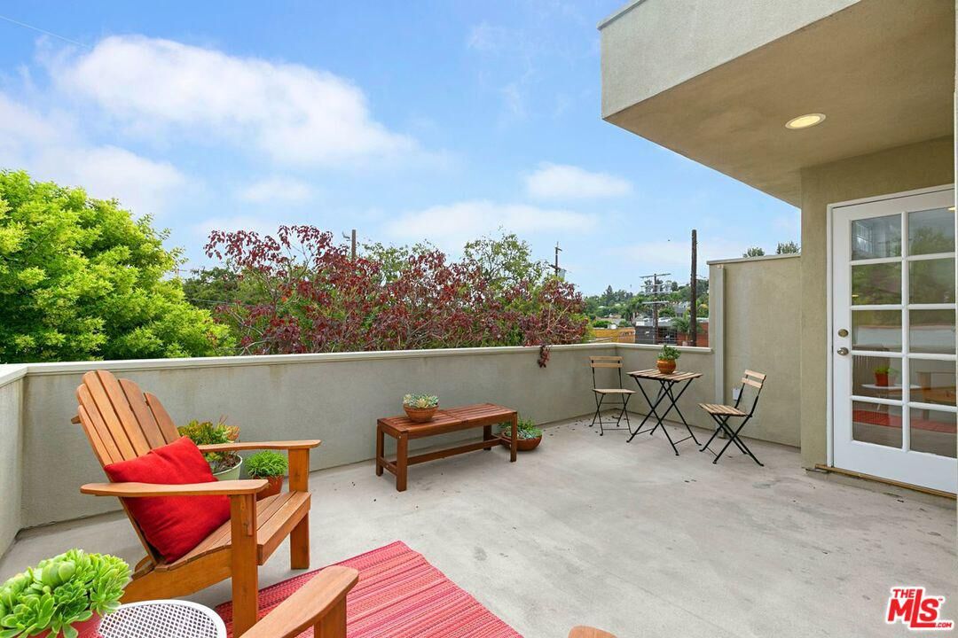 Property Photo: 2811 Herkimer St CA 90039