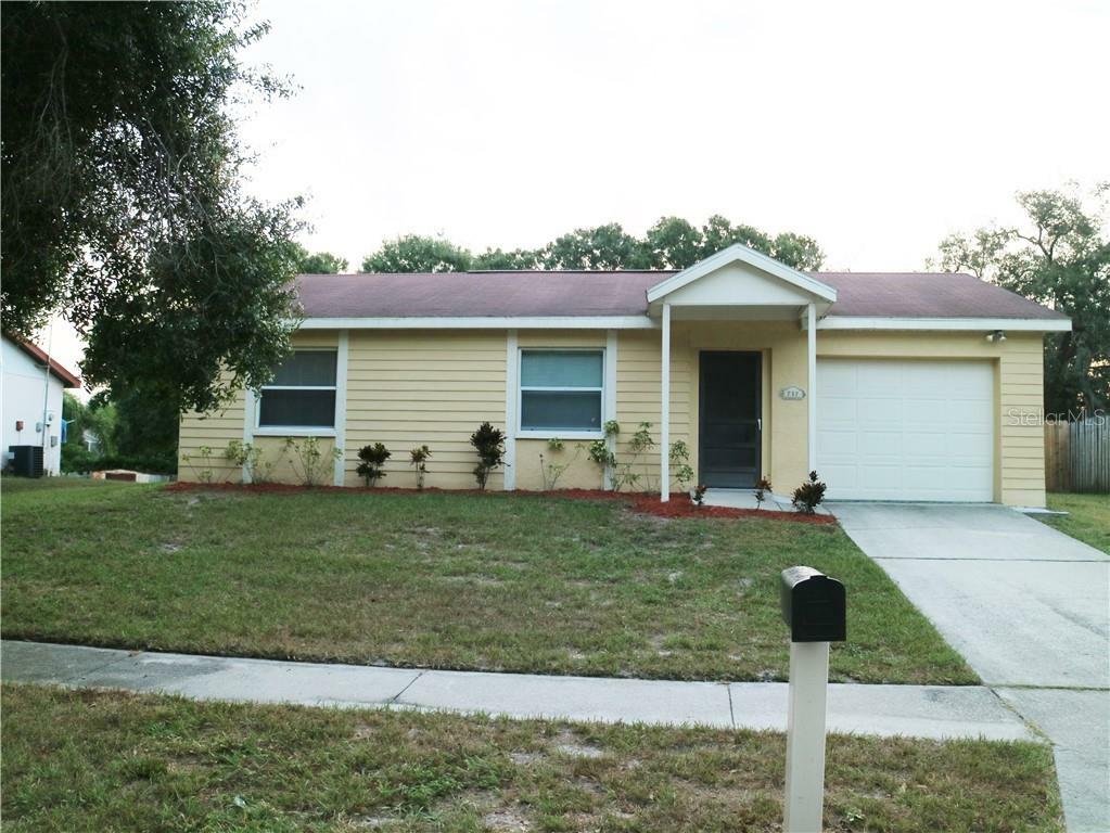 Property Photo:  717 Crimson King Trace  FL 34689 