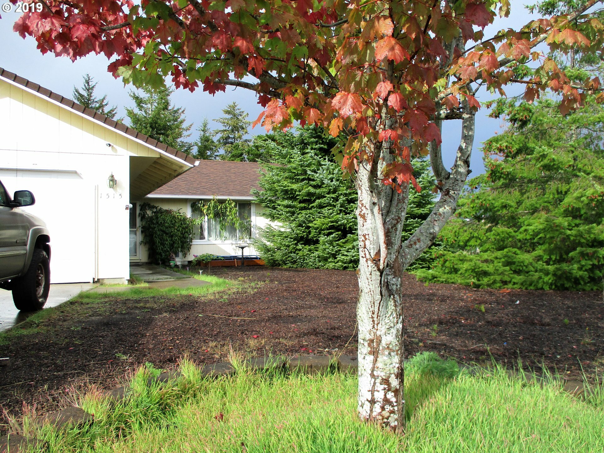 Property Photo:  1515 Yew St  OR 97439 