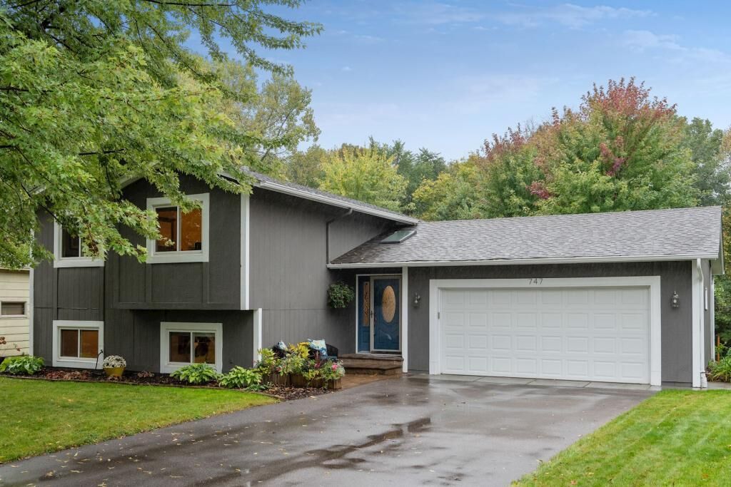 Property Photo:  747 Dresden Drive  MN 55318 