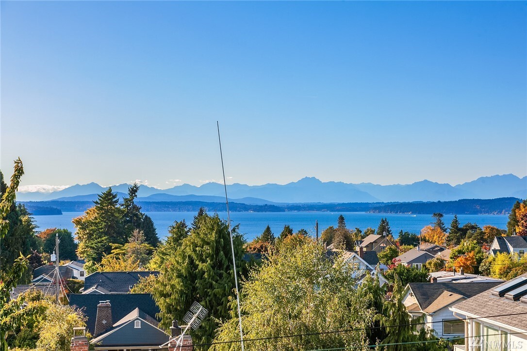 Property Photo: 5925 California Avenue SW B WA 98136