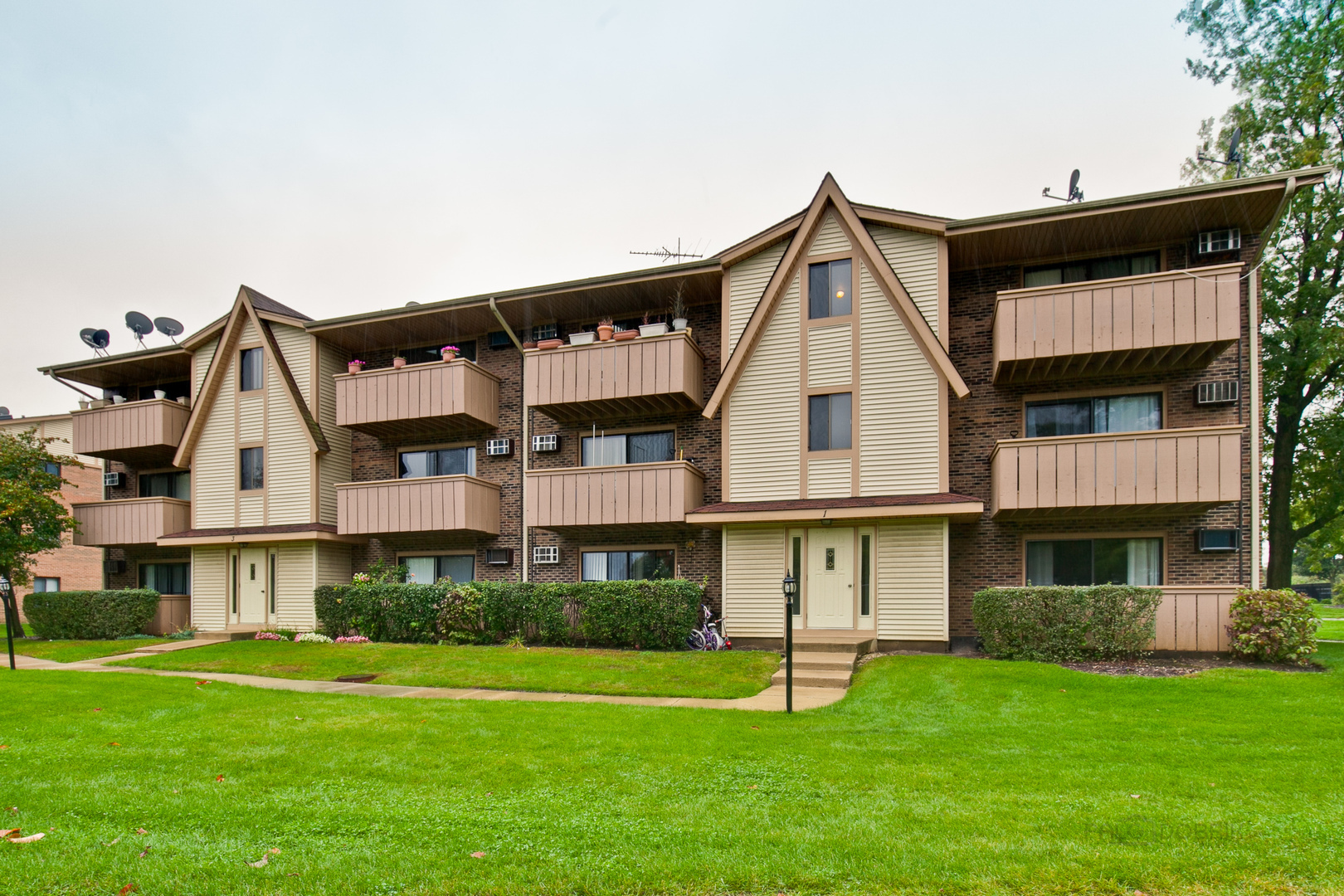 Property Photo: 3 Cedar Court 10 IL 60061
