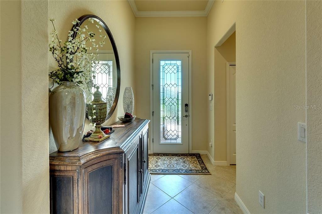 Property Photo: 6504 Willowshire Way FL 34212