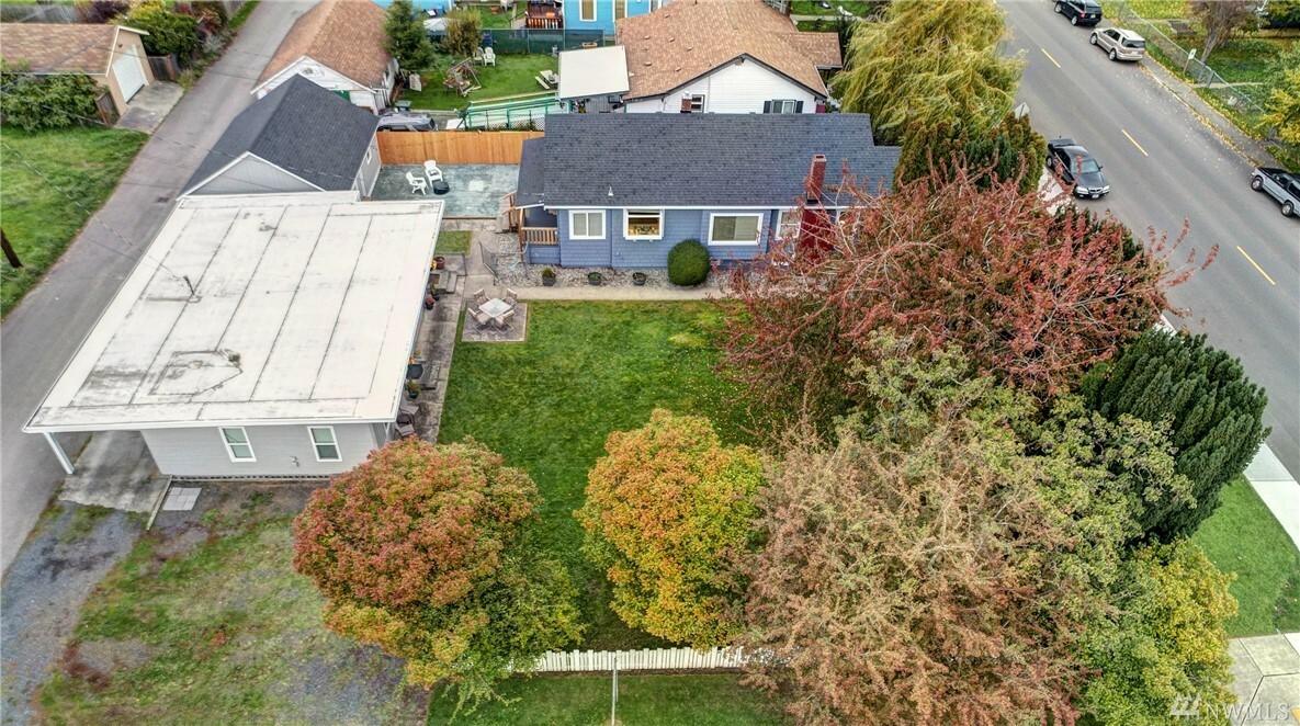 Property Photo:  2126 Walnut St  WA 98201 