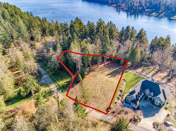 Property Photo:  3921 Southern Cross Rd NE  WA 98110 