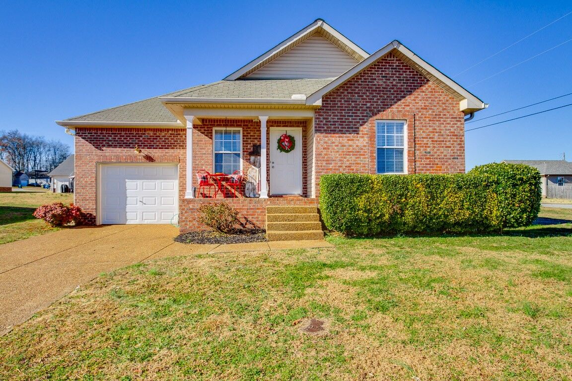 Property Photo: 1372 Piercy Ct TN 37087