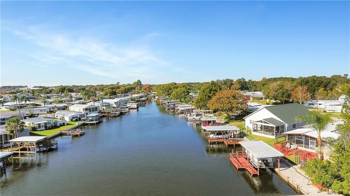 Property Photo: 1411 Lakeview Drive FL 32778