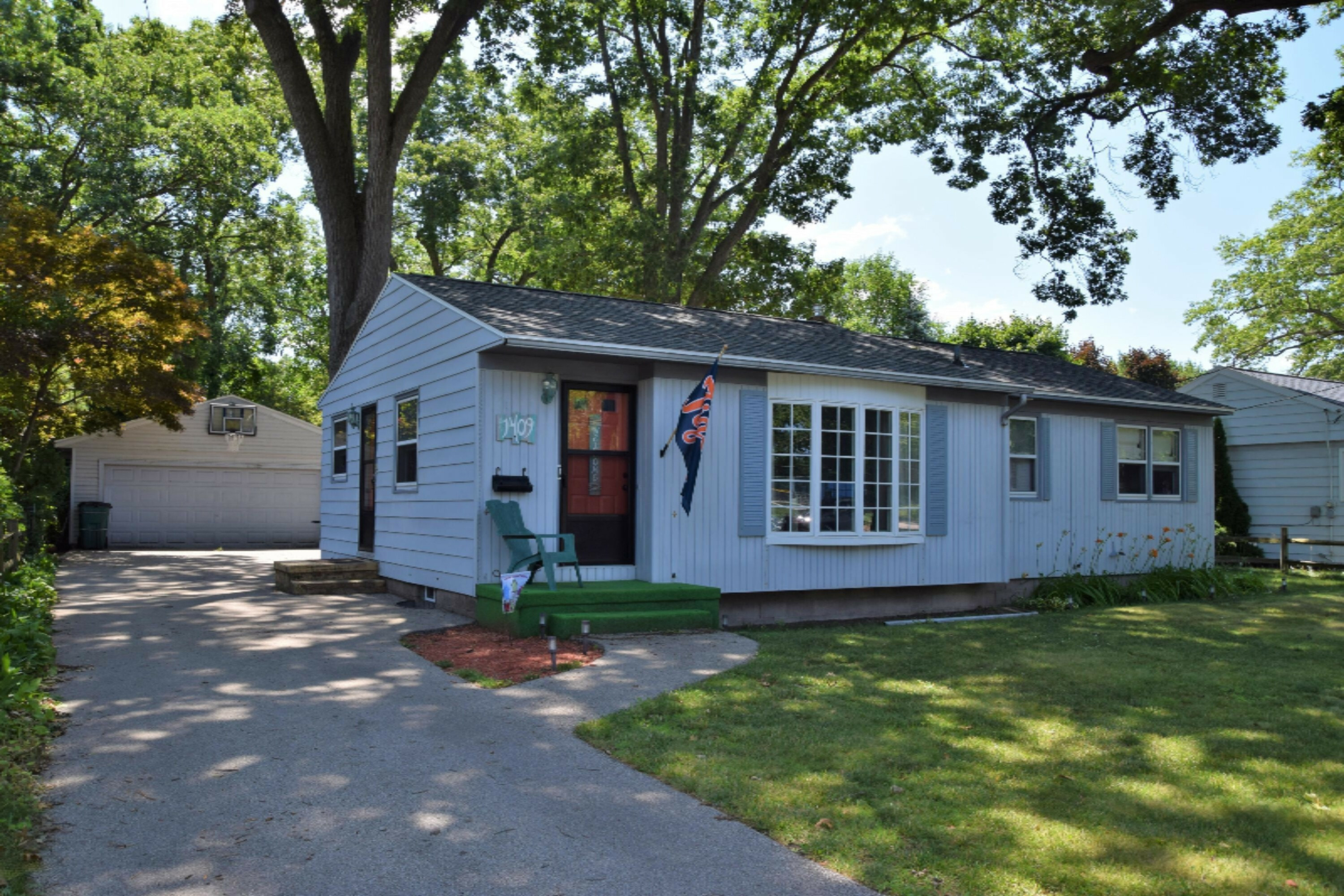 Property Photo:  1409 Moulton Avenue  MI 49445 