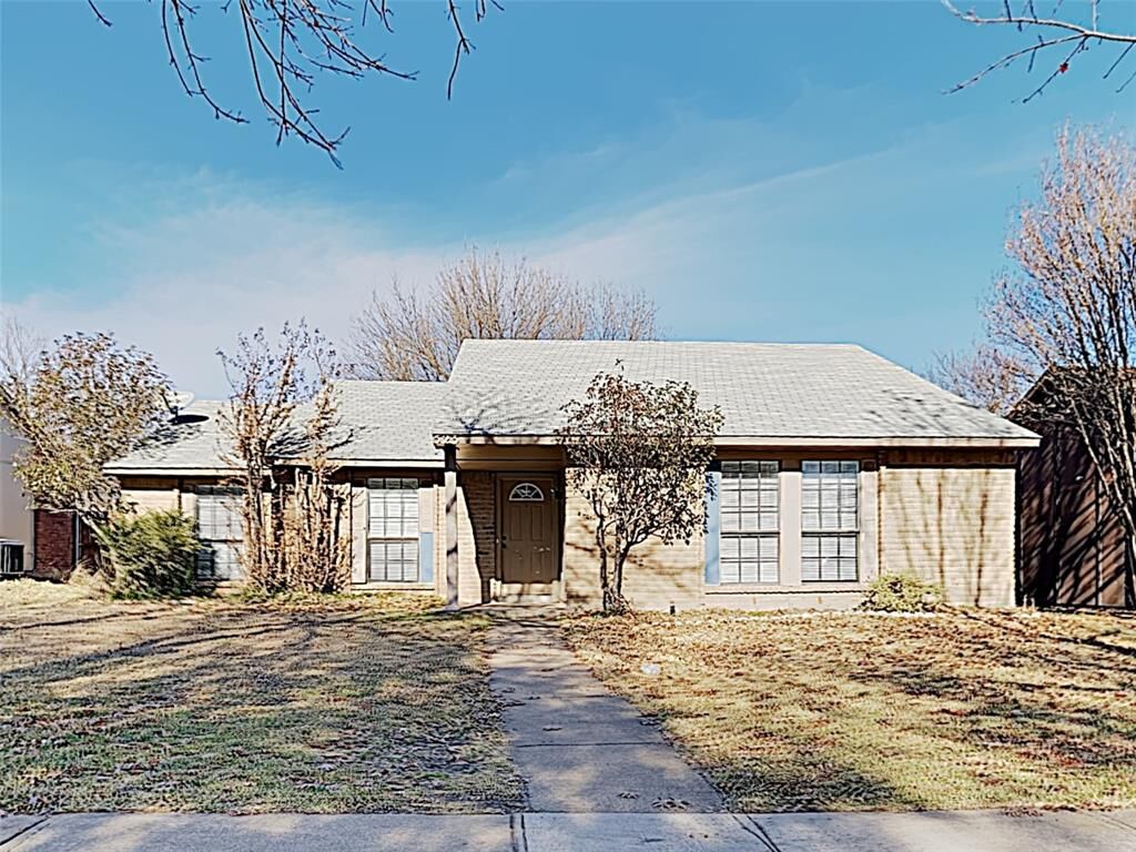 Property Photo: 523 English Oak Drive TX 75002