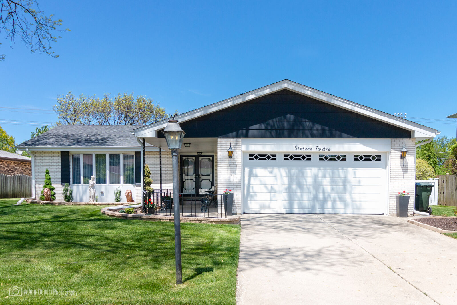 Property Photo:  1612 East Barberry Lane  IL 60056 