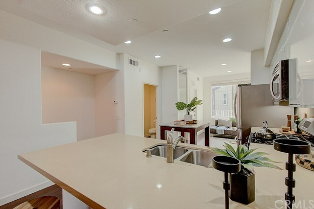 Property Photo:  1615 Echo Park Avenue 4  CA 90026 