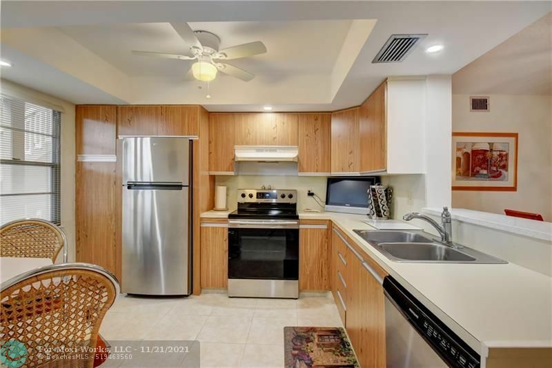 Property Photo:  2302 Lucaya Ln C2  FL 33066 