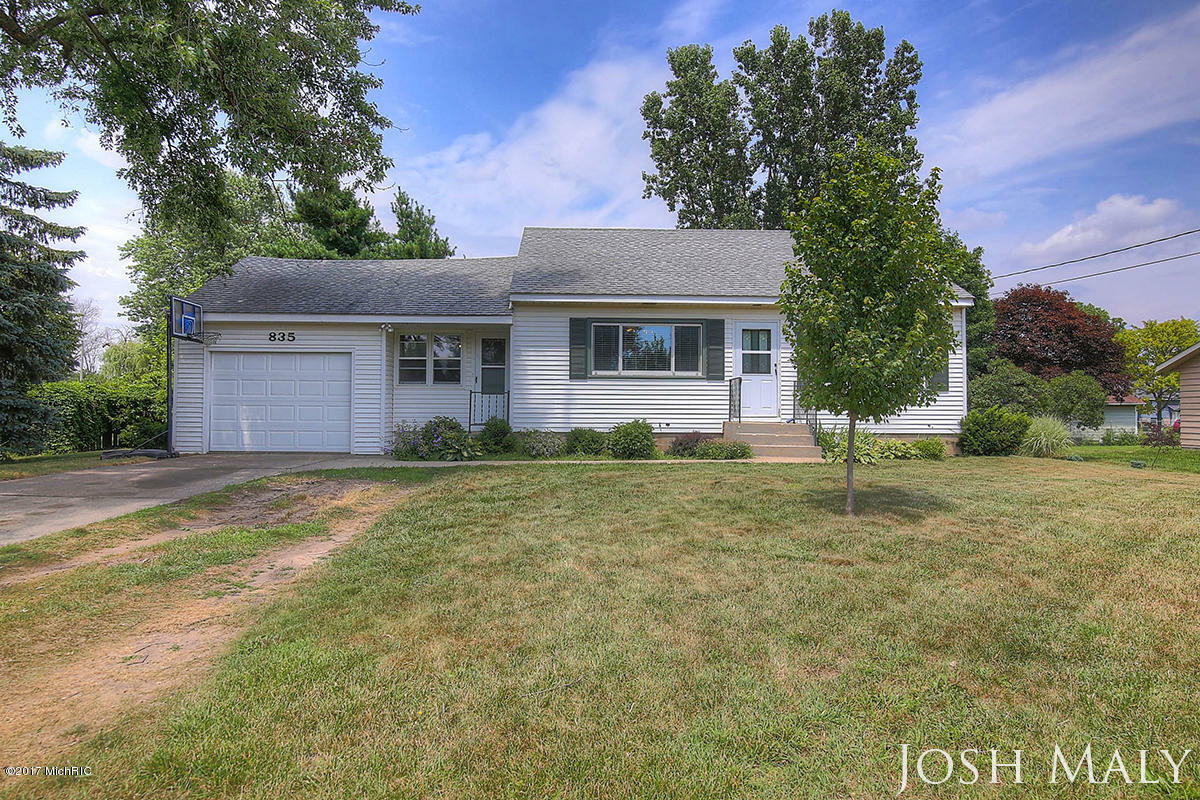 Property Photo:  835 Pembroke Street SE  MI 49508 