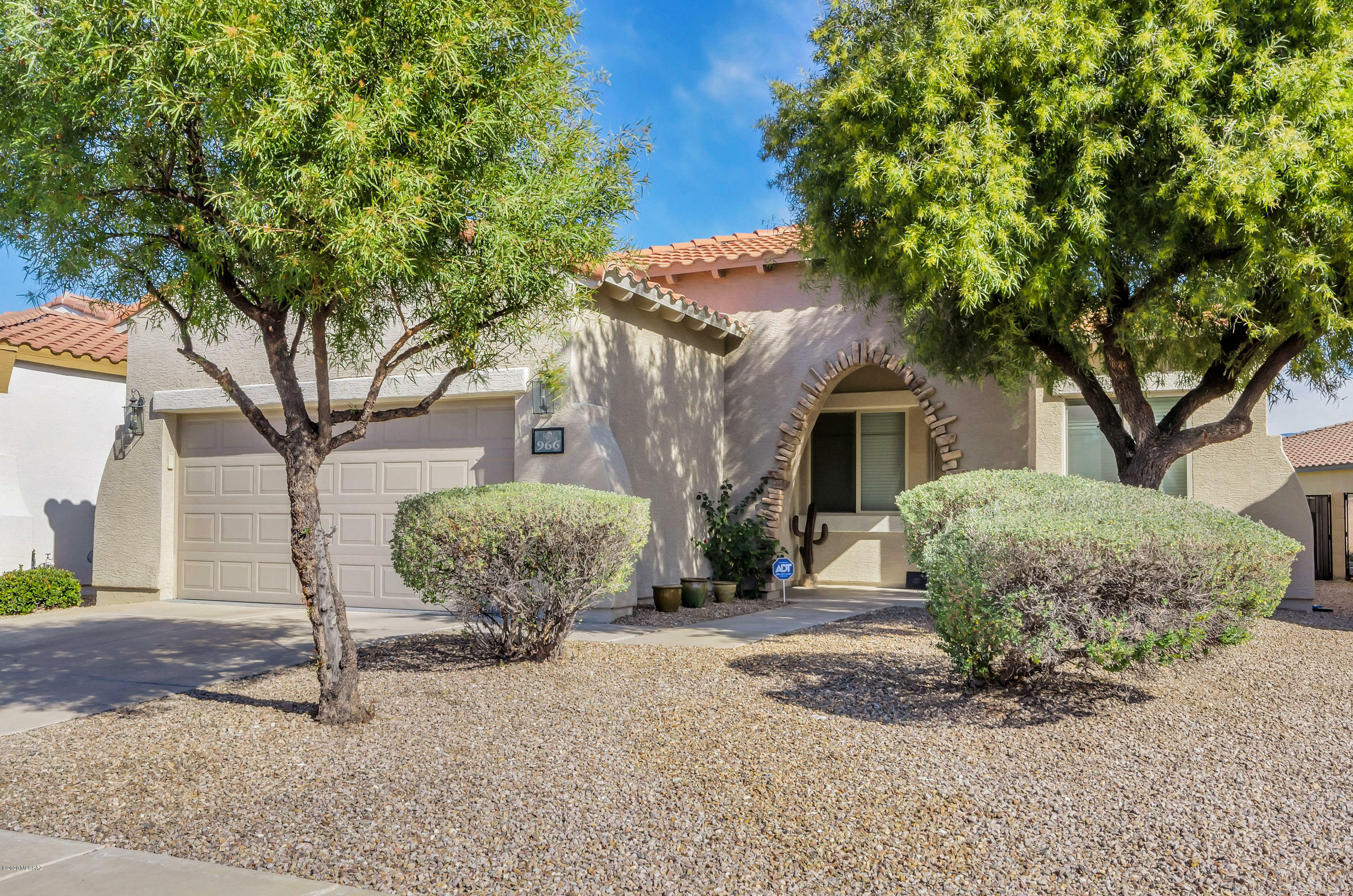 Property Photo:  966 N Via Zahara Del Sol  AZ 85748 