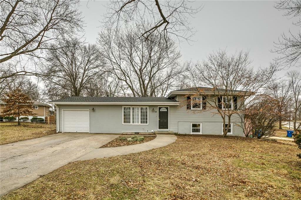 Property Photo:  301 Eastwood Lane  MO 64068 