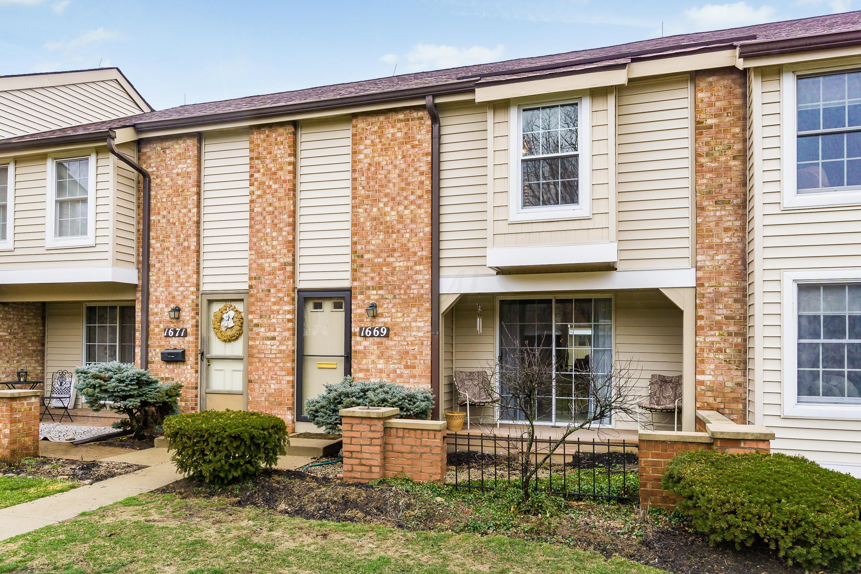 Property Photo: 1669 Saint James Court OH 43220