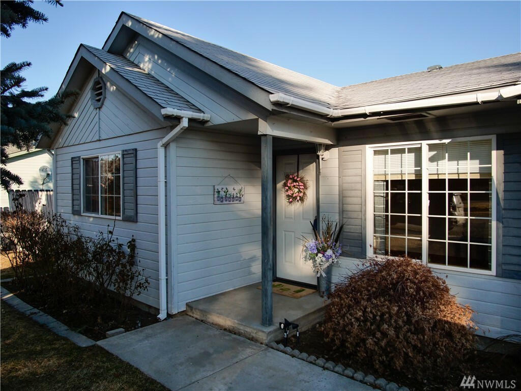 Property Photo:  708 Locust St  WA 98841 