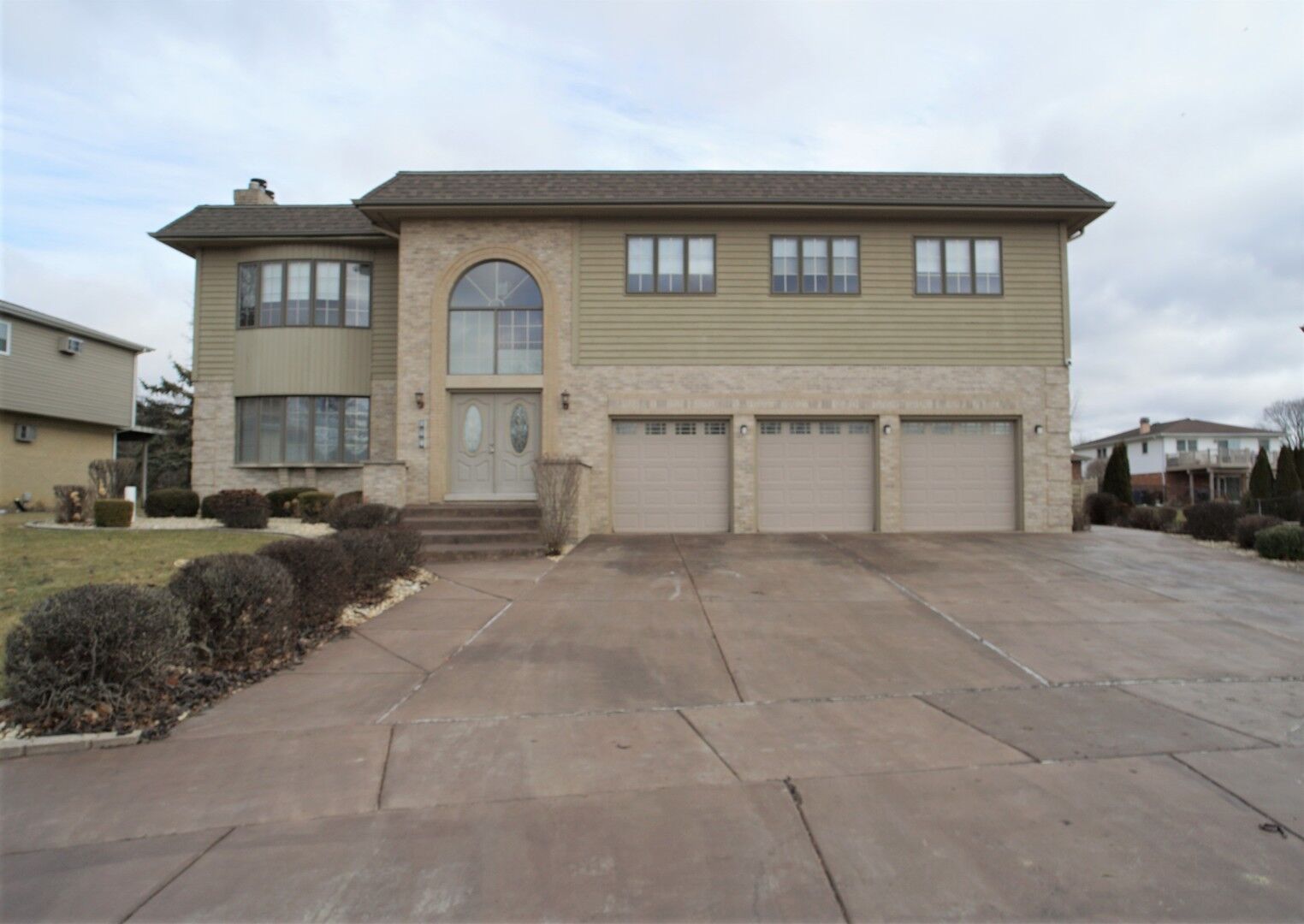 Property Photo: 319 Dee Court C IL 60108