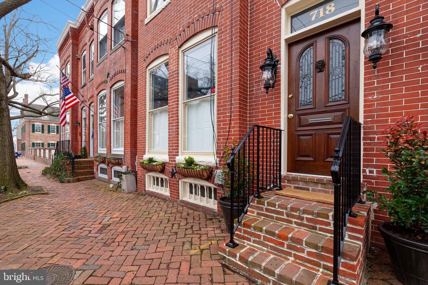 Property Photo: 718 Queen Street VA 22314