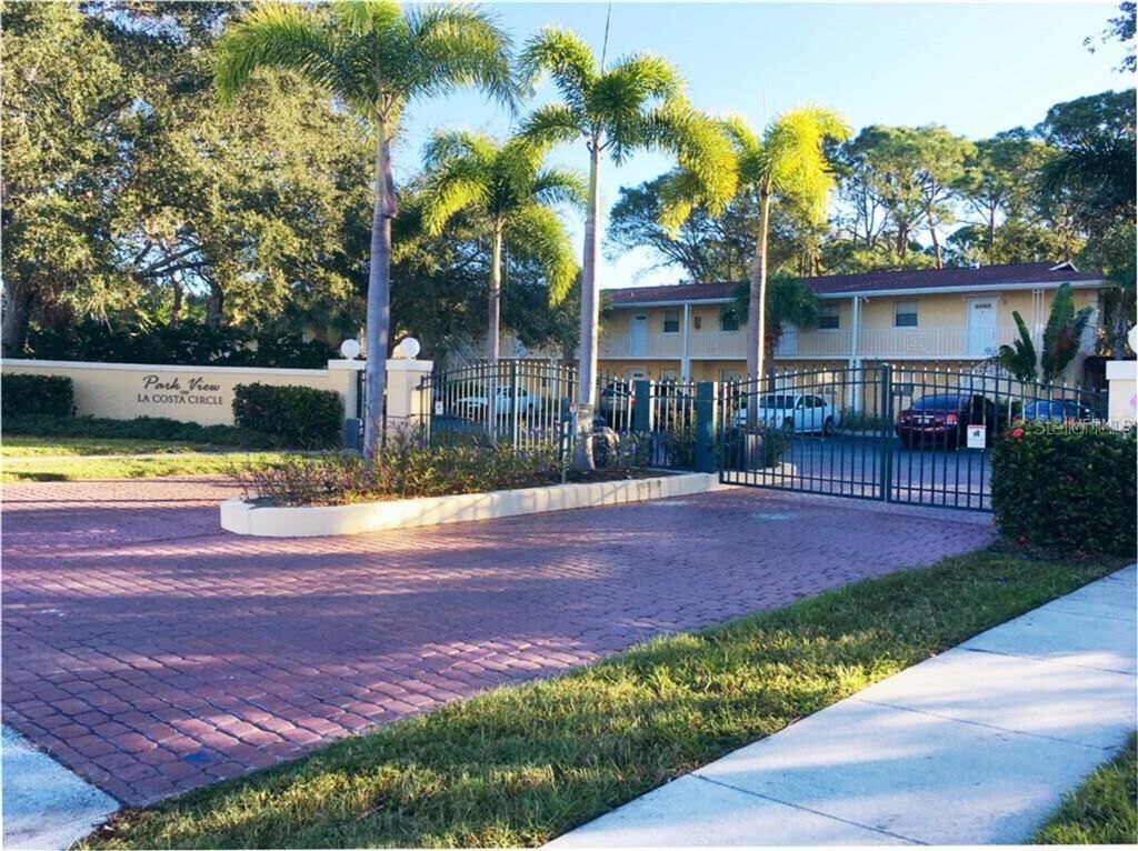 Property Photo:  924 La Costa Circle 7  FL 34237 