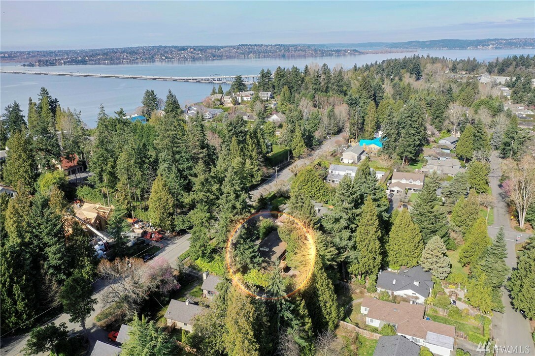 Property Photo:  2036 Evergreen Point Rd  WA 98039 