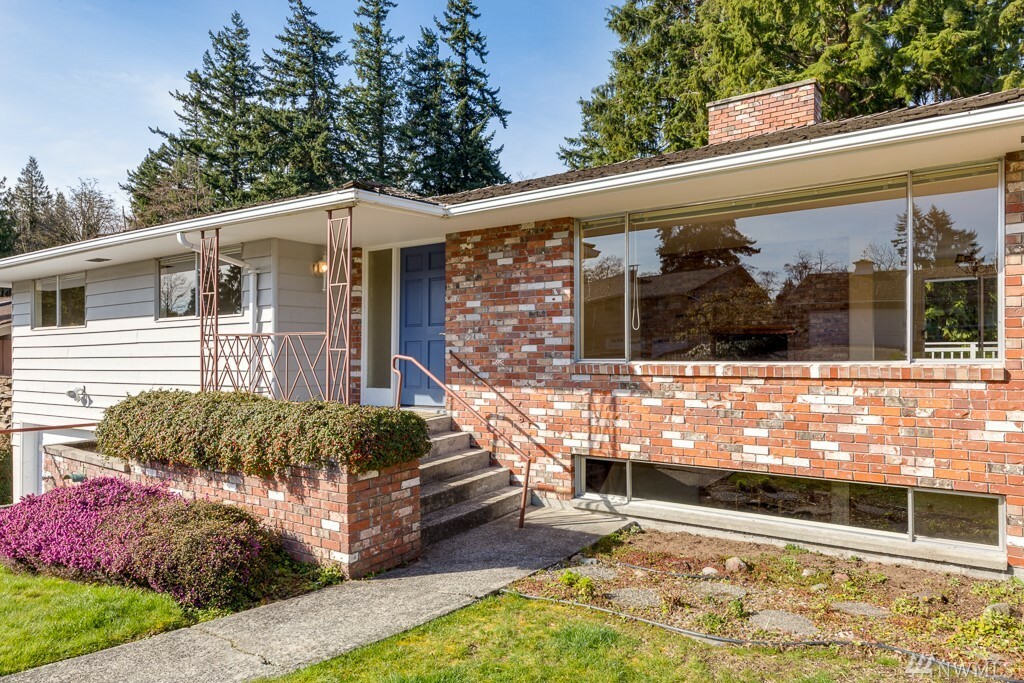 Property Photo: 4828 W Glenhaven Dr WA 98203