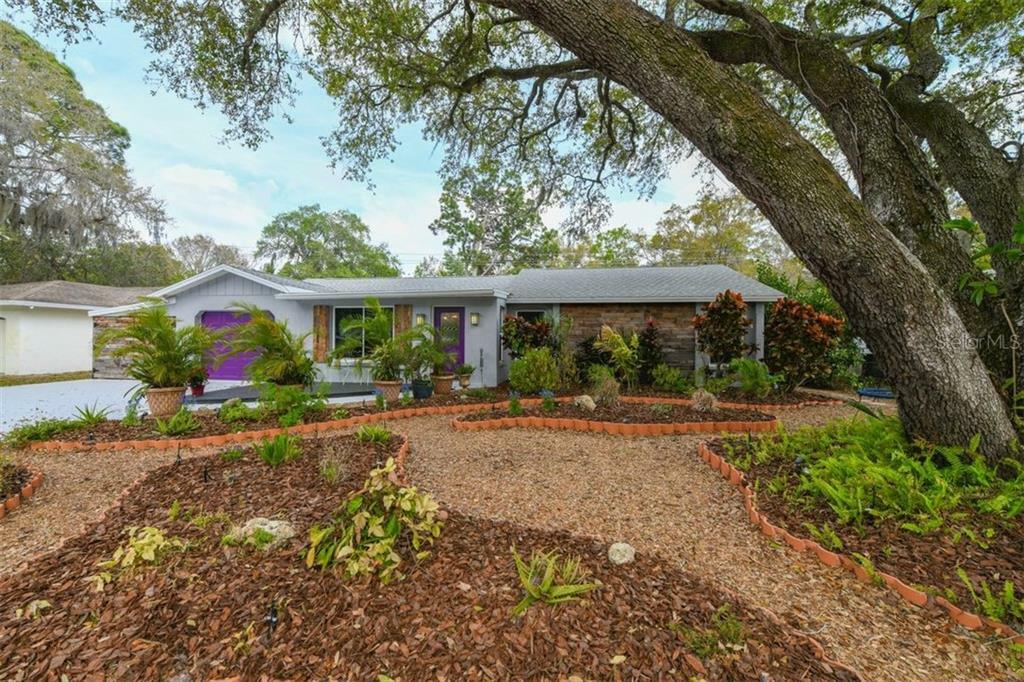 Property Photo:  3611 Kingswood Drive  FL 34232 