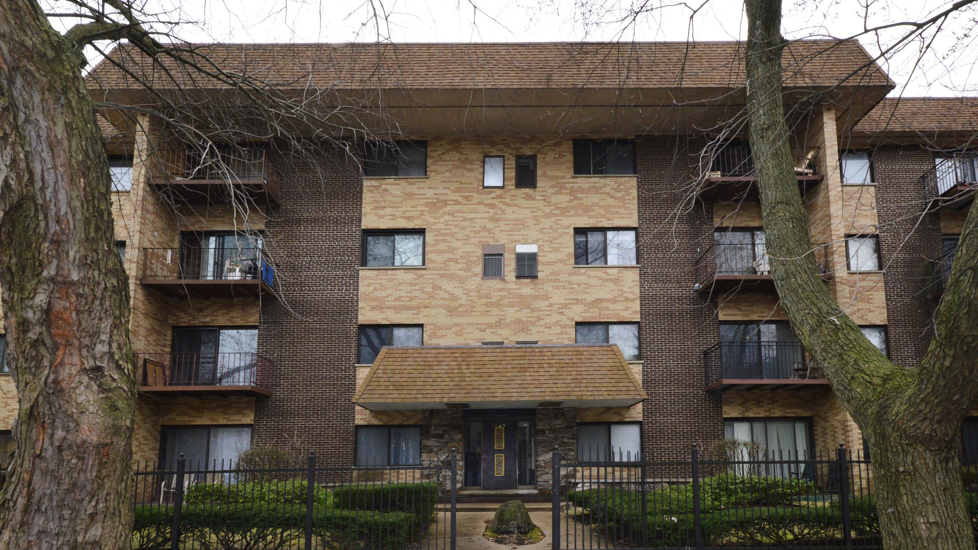 Property Photo:  1629 West Greenleaf Avenue 207  IL 60626 