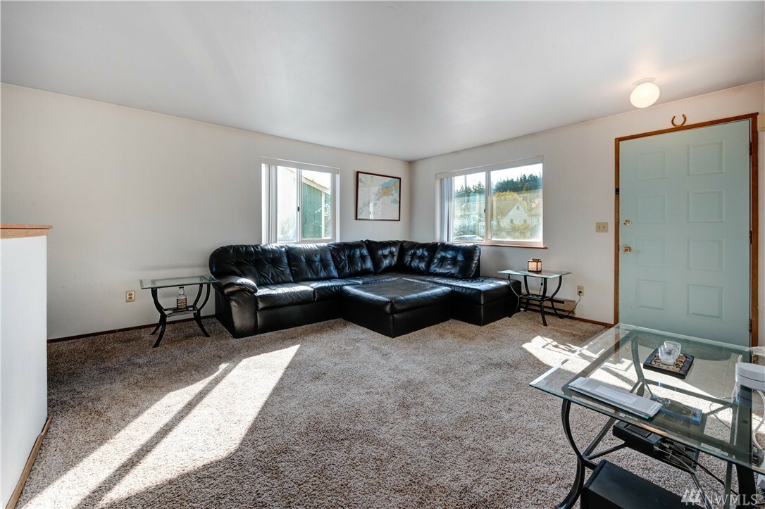 Property Photo:  617 Lopez Ave  WA 98362 