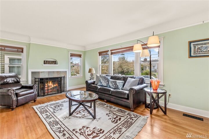 Property Photo:  3026  27th Avenue W  WA 98199 