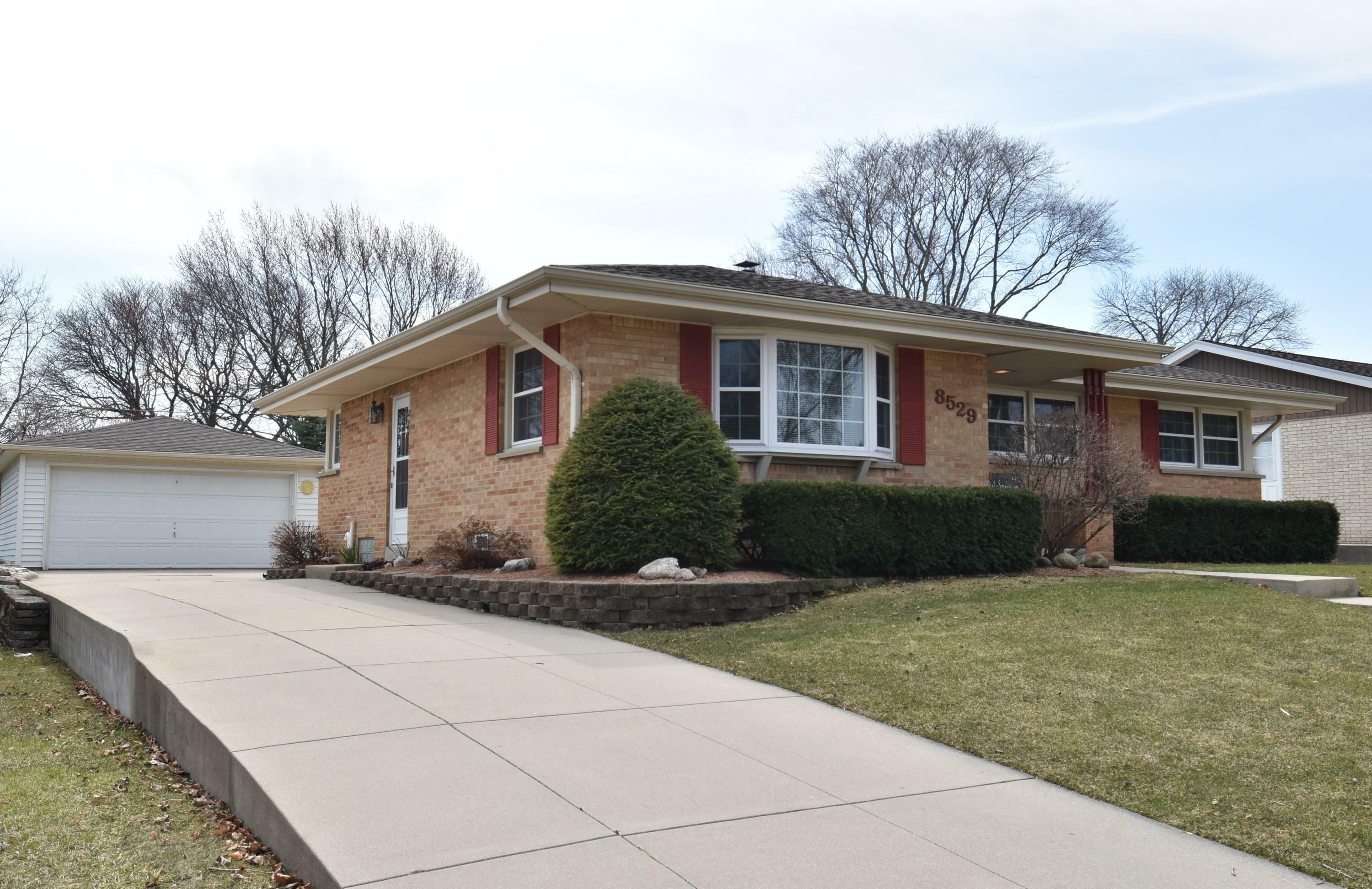 8529 W Eckel Ln  West Allis WI 53227 photo