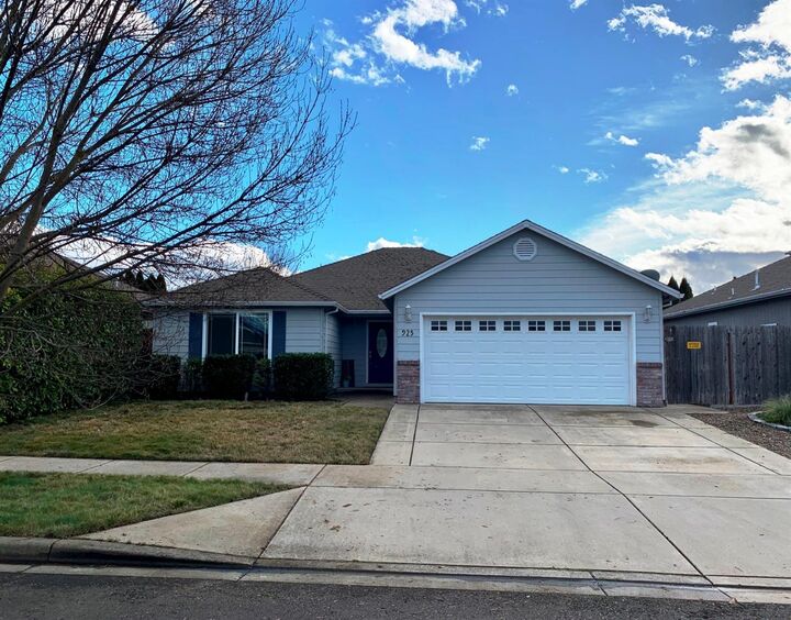 925 Highbury Drive  Medford OR 97501 photo