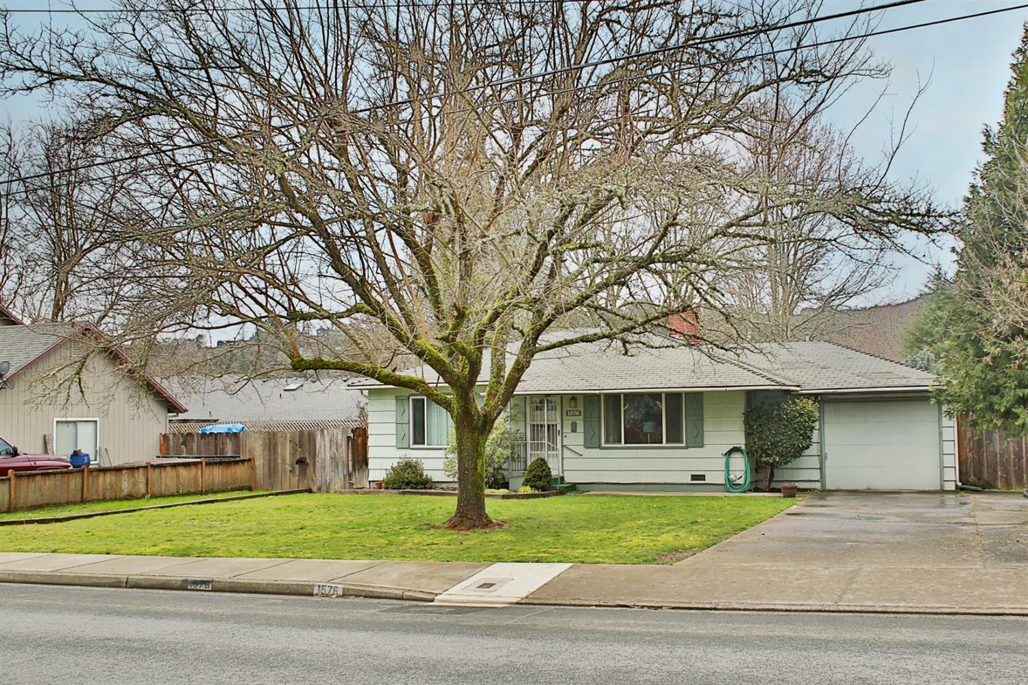 Property Photo:  1576 NW Hawthorne Avenue  OR 97526 