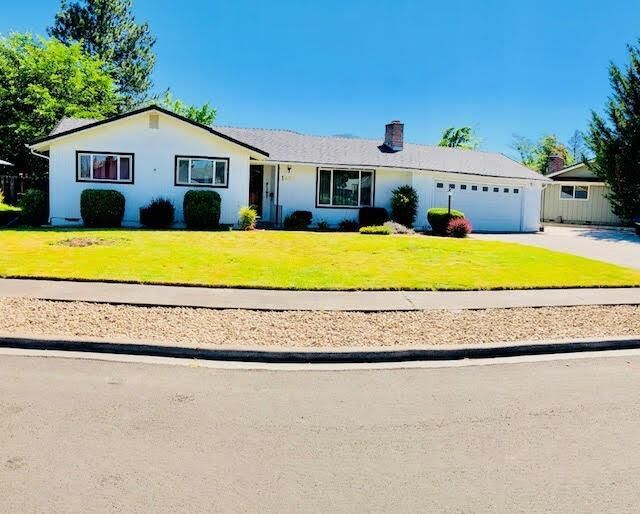 Property Photo:  1400 Larkspur Avenue  OR 97504 