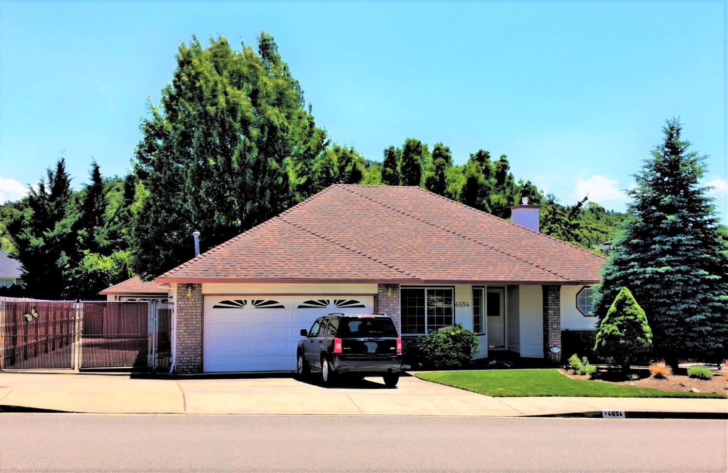 Property Photo:  4654 Eagle Trace Drive  OR 97504 