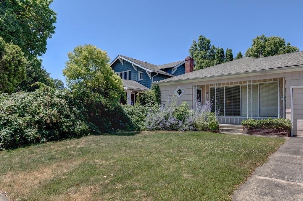 Property Photo: 932 S Holly Street OR 97501