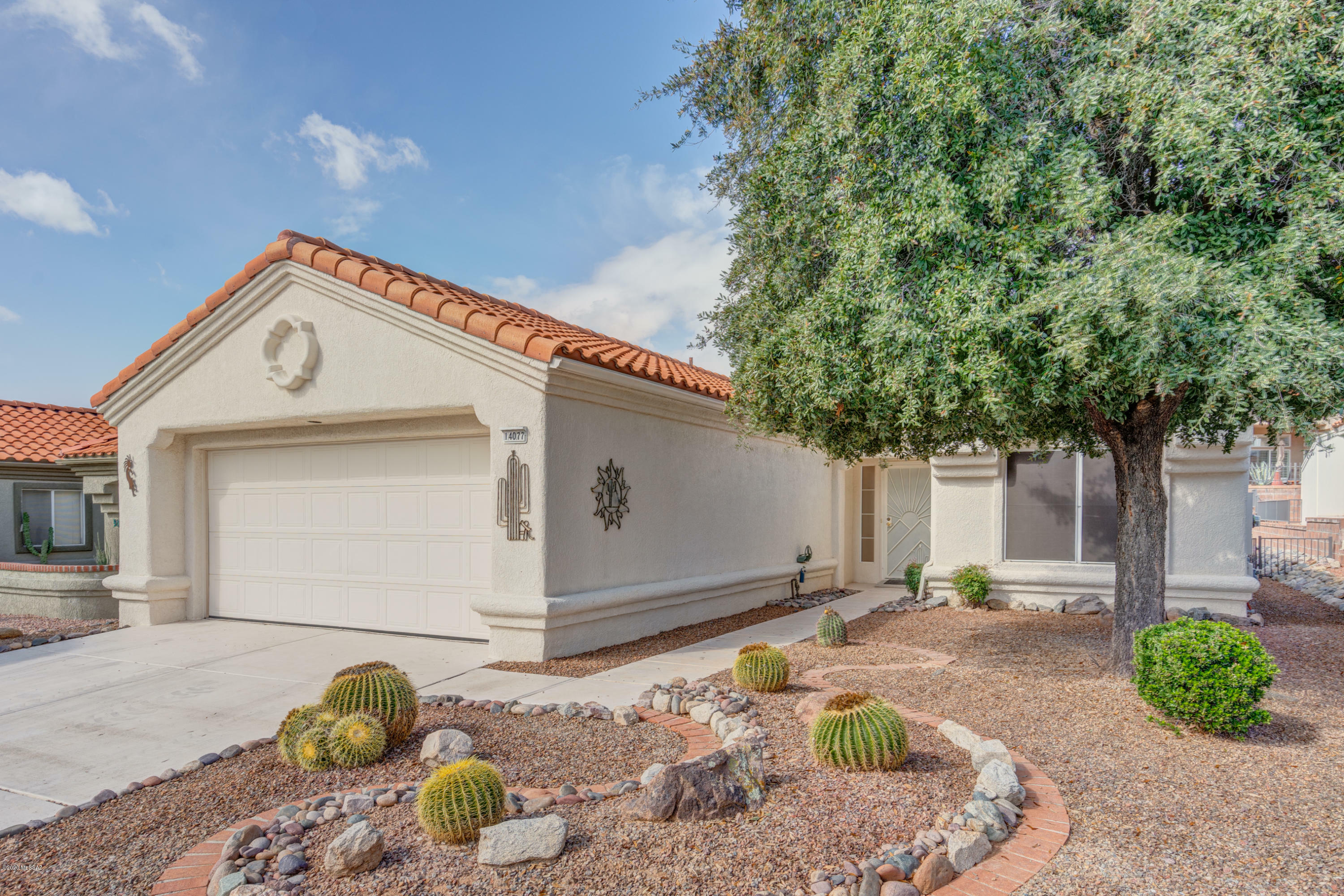 Property Photo: 14077 N Trade Winds Way AZ 85755