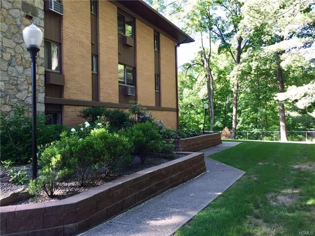 Property Photo:  10 Oakwood Terrace 20  NY 12553 