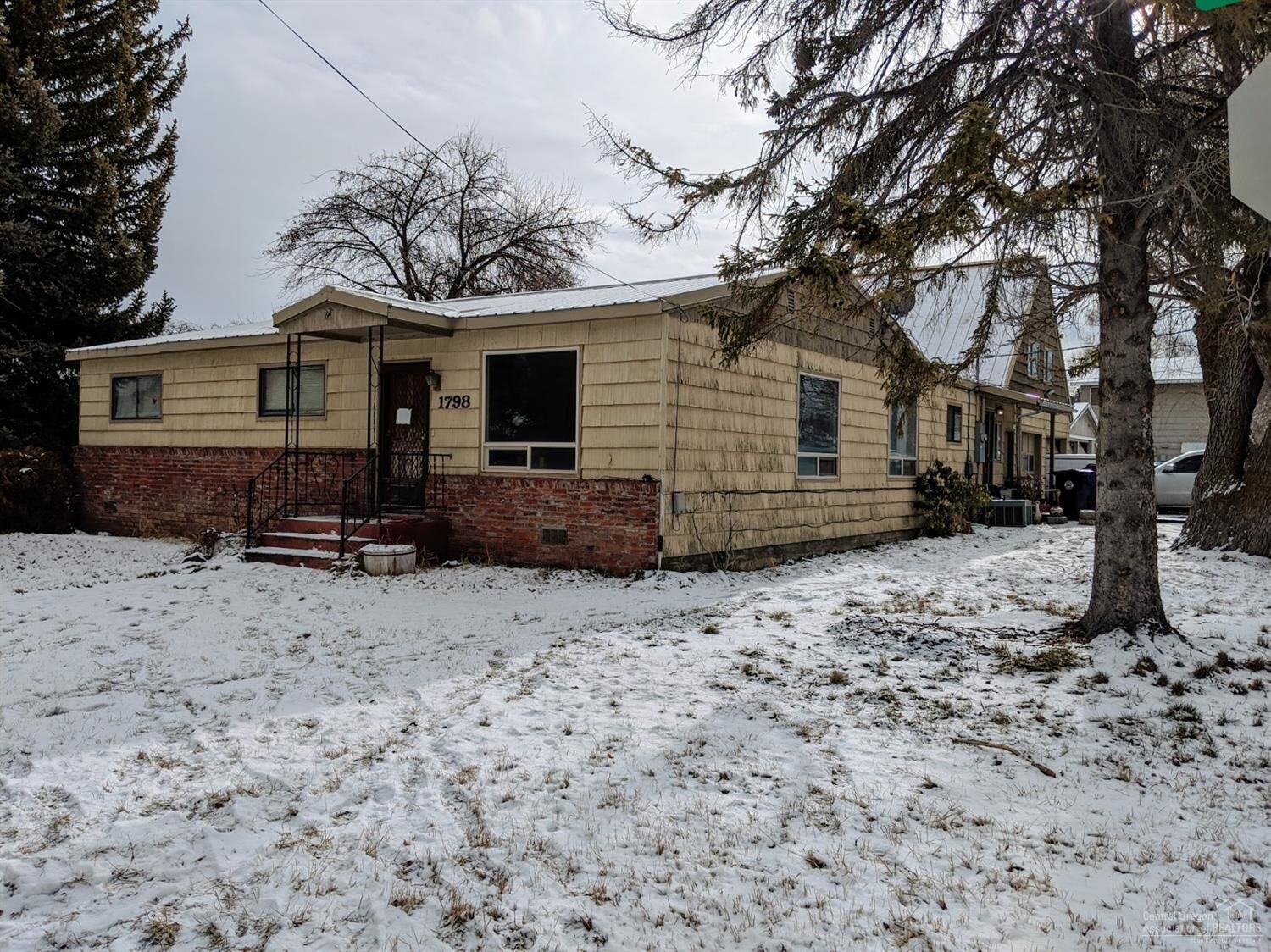 Property Photo:  1798 SW Kalama Avenue  OR 97756 